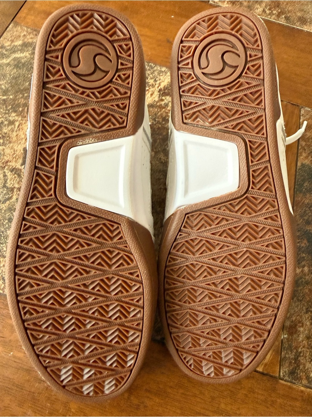 DVS White Skate Shoes - Lightweight Velcro and Lace Design - Picture 6 of 6
